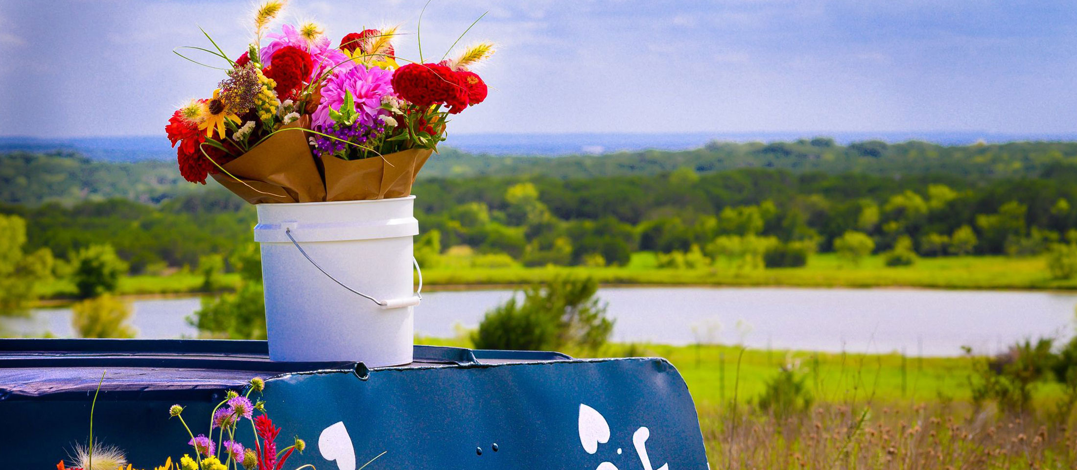 Dos cubos de flores sentados en un bote.